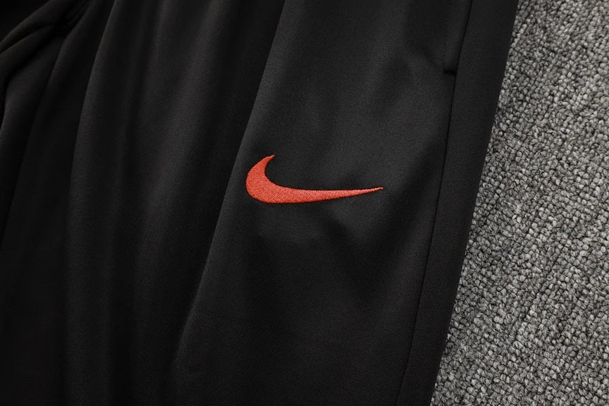 Barcelona Half-Pull Trainingspak 'Zwart' - VOLWASSENEN